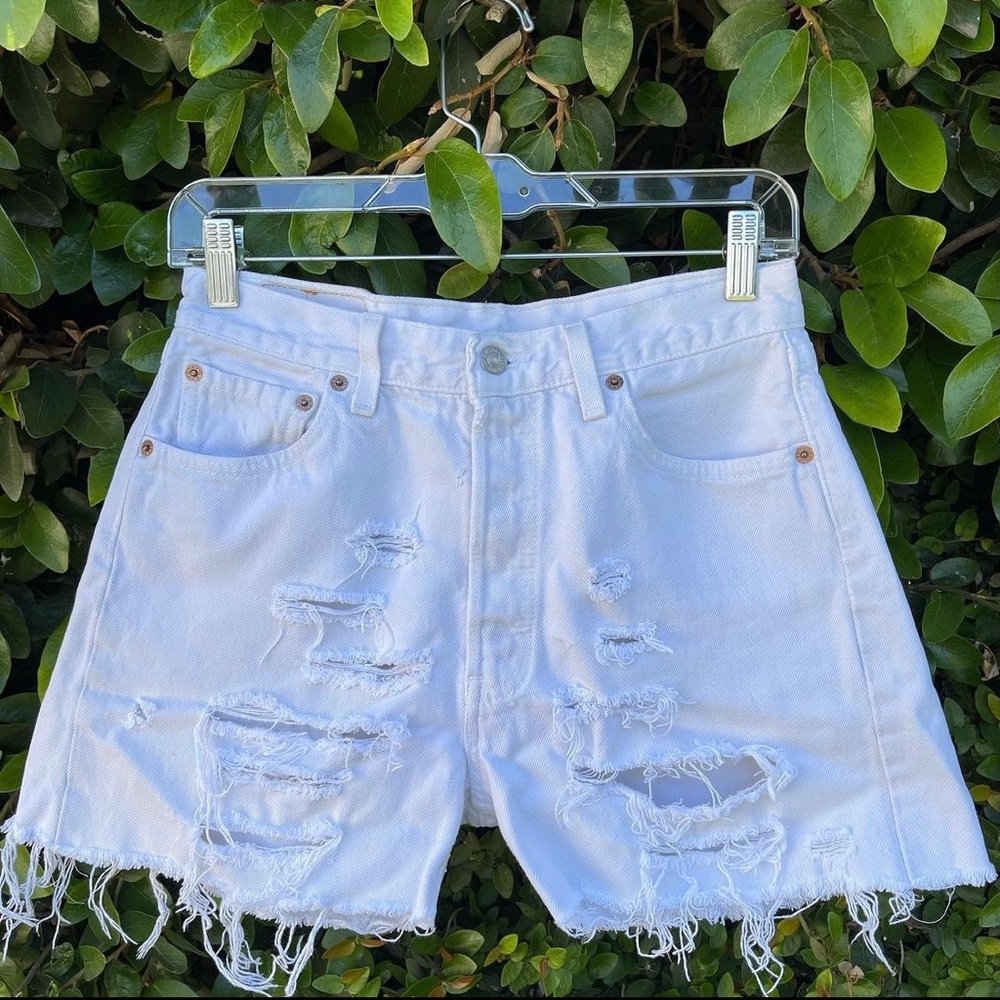 vintage white Levi’s 501 shorts